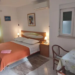 Apartment Seaside For 2 P, Trogir